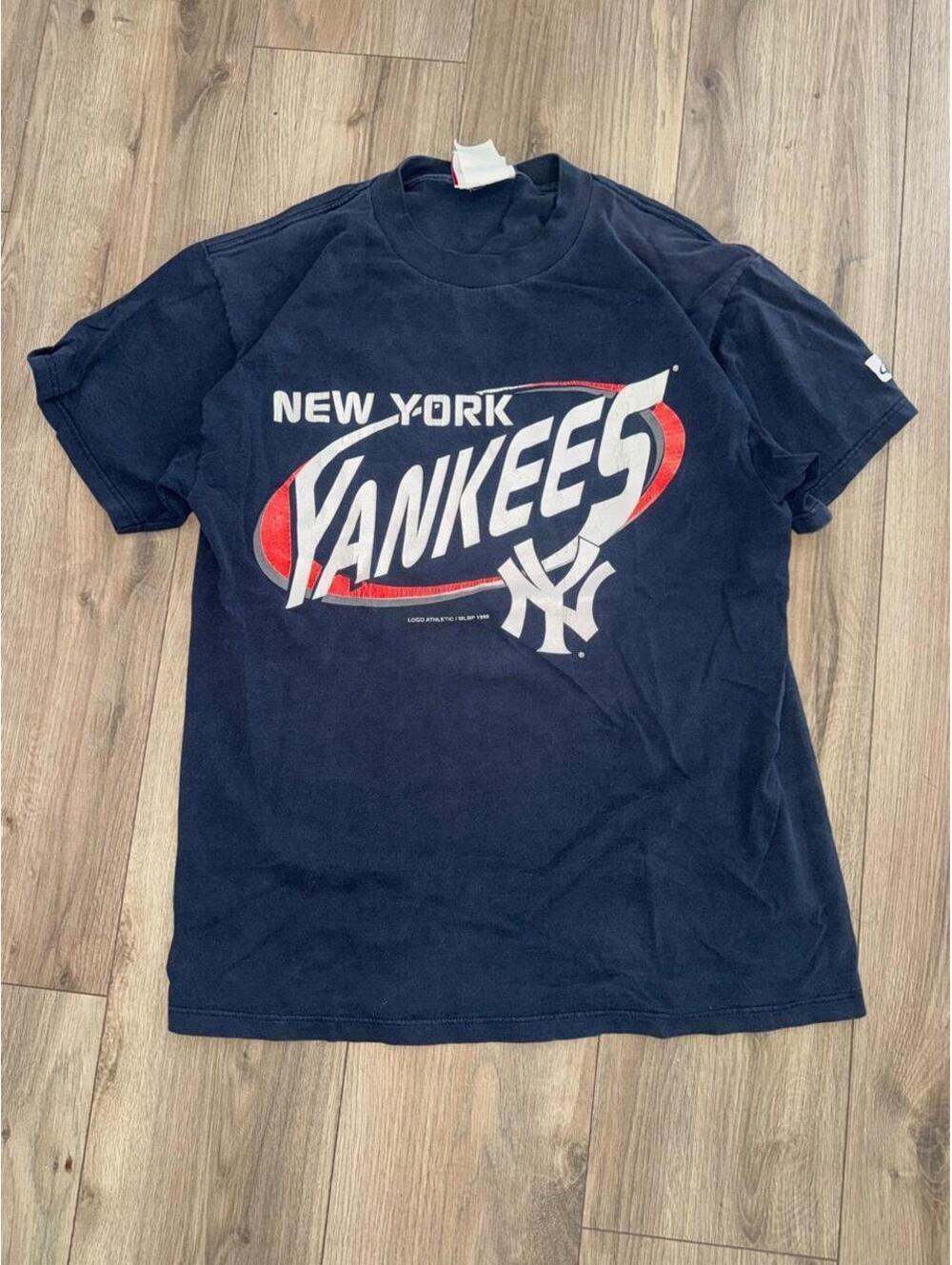 Navy New York Yankees t-shirt